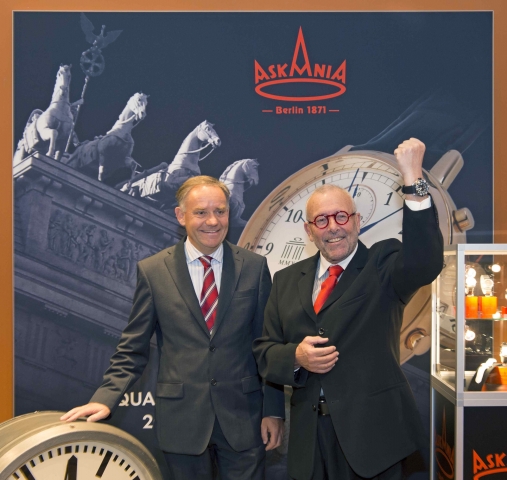 Leonhard R. Müller (r.), Vorstandsvorsitzender der Askania Uhren AG, mit Prof. Dr. Rainer Schwarz (l