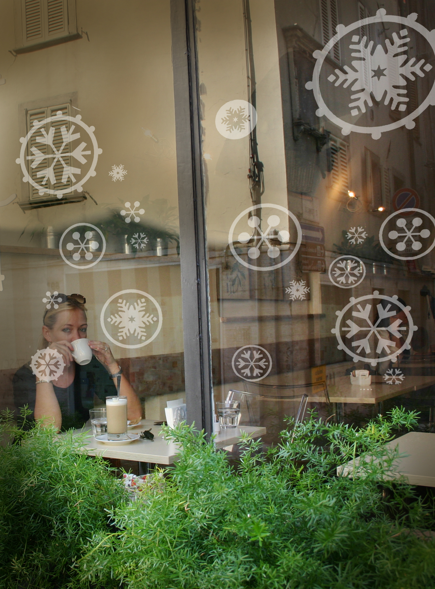 Glas-Tattoo Schneeflöckchen von Lovala.com - dezente Winterdekoration am Fenster Glas-Tattoo Schneeflöckchen von Lovala.com - dezente Winterdekoration am Fenster