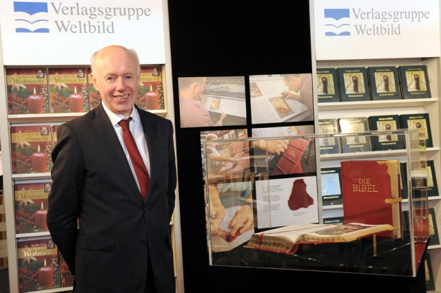 Weltbild Geschäftsführer Carel Halff mit der?Wiener Prachtbibel? auf der Frankfurter Buchmesse Weltbild Geschäftsführer Carel Halff mit der?Wiener Prachtbibel? auf der Frankfurter Buchmesse