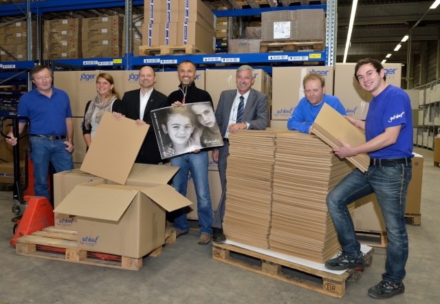 Nehmen die ersten, druckfrischen Exemplare des Strahlemann-Kalenders 2013 in Augenschein (von links)