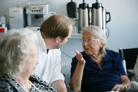 Intensive Gespräche zwischen Jung und Alt prägen den bereichernden Nachmittag bei der RCOMgruppe