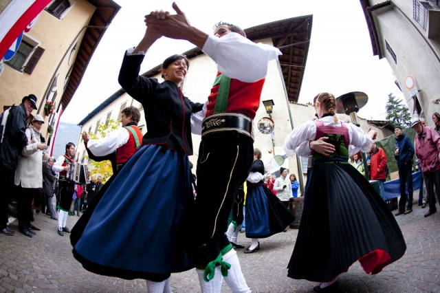 Beim Traminer Weingassl am 20.Oktober lassen Einheimische wie Gäste bei Musik, Folklore und Leckerei Beim Traminer Weingassl am 20.Oktober lassen Einheimische wie Gäste bei Musik, Folklore und Leckerei