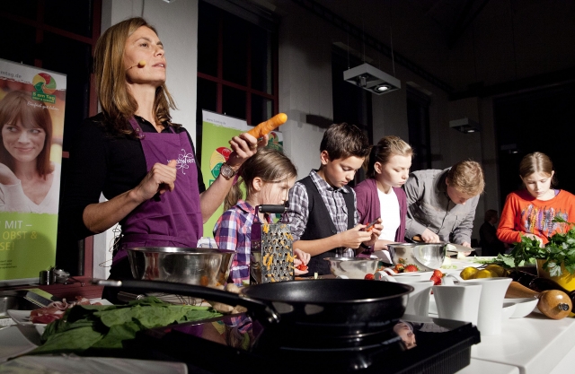 TV-Köchin Sarah Wiener und Hamburger Schüler kochen gemeinsam mit Zutaten aus dem