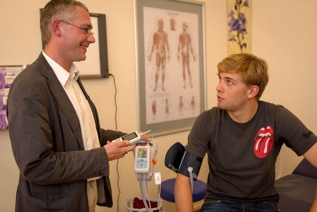 Johannes Stuck und Dr. Martin Sachs, Leiter des TÜV Rheinland Kompetenzzentrums Gesundheitsmanagemen Johannes Stuck und Dr. Martin Sachs, Leiter des TÜV Rheinland Kompetenzzentrums Gesundheitsmanagemen