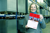 Andrea Schulte, Geschäftsführerin von SCHULTE Lagertechnik, präsentiert den neuen Hauptkatalog Andrea Schulte, Geschäftsführerin von SCHULTE Lagertechnik, präsentiert den neuen Hauptkatalog