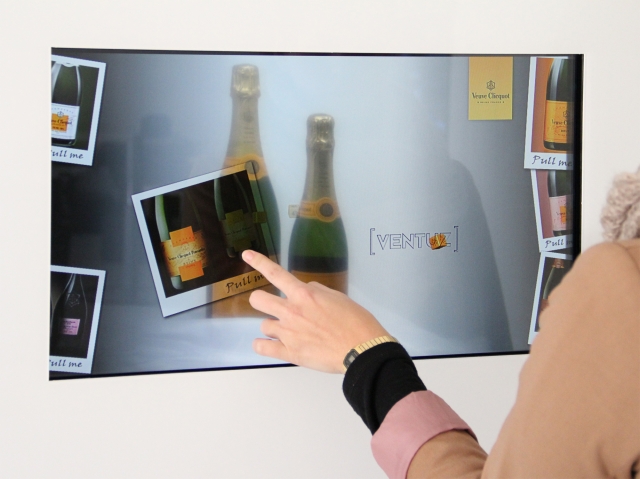 Transparentes Touch Display von LG mit kommatec redaction Software / Digital Signage Transparentes Touch Display von LG mit kommatec redaction Software / Digital Signage