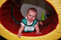 Caitlin erkundet den Spiele- und Lernparcour