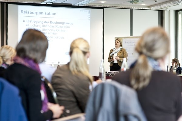 Atmosphäre vom Praxistag 2012 im Düsseldorfer Lindner-Hotel. Vortrag von Ulrike Herrigel. Atmosphäre vom Praxistag 2012 im Düsseldorfer Lindner-Hotel. Vortrag von Ulrike Herrigel.