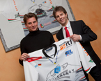 Olaf von Hößlin-Marcard und Duanne Moeser präsentieren das Trikot mit dem CoolEnergy-Logo Olaf von Hößlin-Marcard und Duanne Moeser präsentieren das Trikot mit dem CoolEnergy-Logo