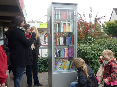 Interessierte Hofheimer am neuen Bücherschrank Interessierte Hofheimer am neuen Bücherschrank
