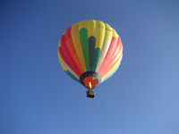 Heißluftballon am blitzblauen Winterhimmel