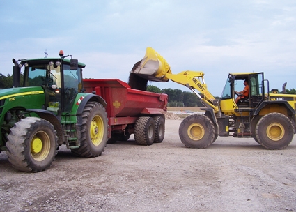 HKL Radlader beim Verladen von Recycling-Material beim Ausbau der A5. HKL Radlader beim Verladen von Recycling-Material beim Ausbau der A5.