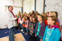 Reinhard Horn zusammen mit dem Bürener Kinder- und Jugendchor bei den Studioaufnahmen Reinhard Horn zusammen mit dem Bürener Kinder- und Jugendchor bei den Studioaufnahmen