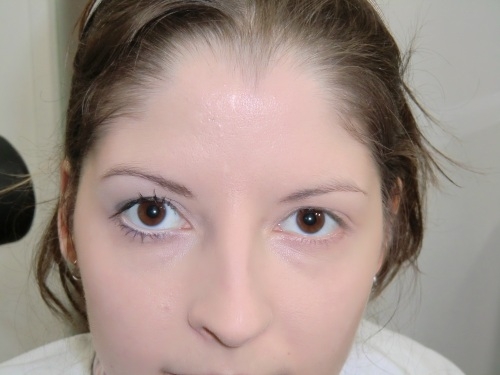 Vergleich: links mit Augenmake-up, rechts ohne Augenmake-up Vergleich: links mit Augenmake-up, rechts ohne Augenmake-up