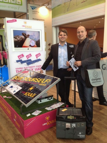 Frankfurter Messe,  Marten Zotner, Vorstand der changetec AG lädt sein Mobiltelefon an der neuen Ins