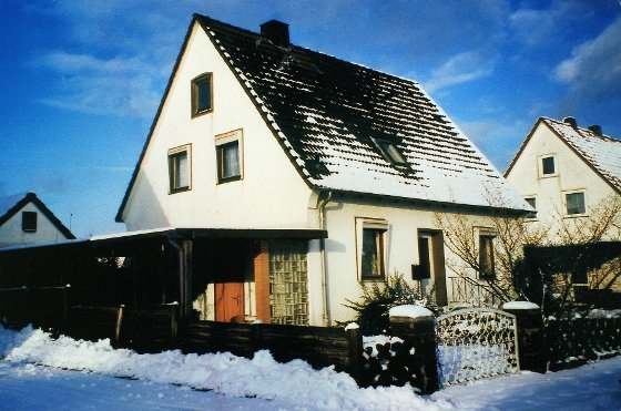 Freie Dachflächen statt Schneedecke. Viele Hausbesitzer schenken diesem Phänomen keine Beachtung und