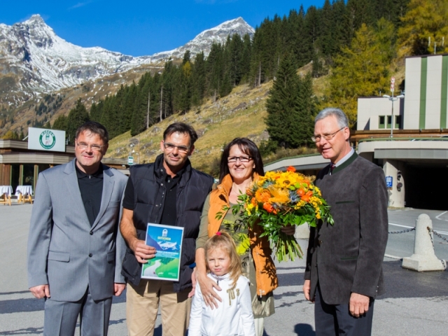 Freuen sichüber ihren Gutschein: Jürgen Braun, Gisela Renner und Vanessa mit Vorstandsdirektor Karl Freuen sichüber ihren Gutschein: Jürgen Braun, Gisela Renner und Vanessa mit Vorstandsdirektor Karl