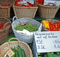 Malerisches Angebot auf dem Wochenmarkt an frischen Tomaten, Bohnen und Gurken Malerisches Angebot auf dem Wochenmarkt an frischen Tomaten, Bohnen und Gurken