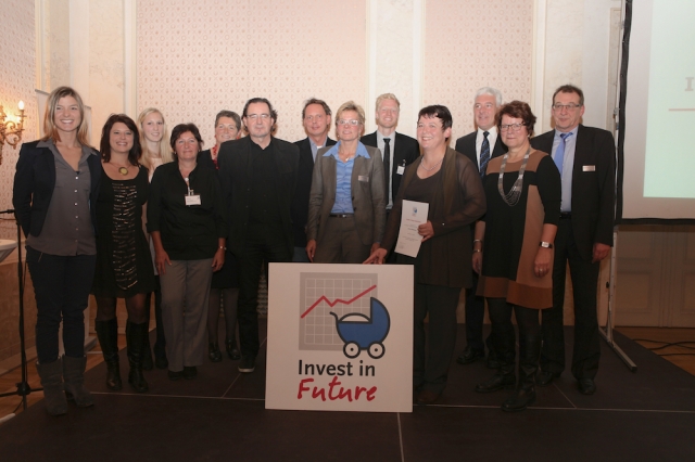 Gruppenbild der Preisträgerinnen und Preisträger der Invest in Future Awards 2012 mit Laudatorinnen Gruppenbild der Preisträgerinnen und Preisträger der Invest in Future Awards 2012 mit Laudatorinnen