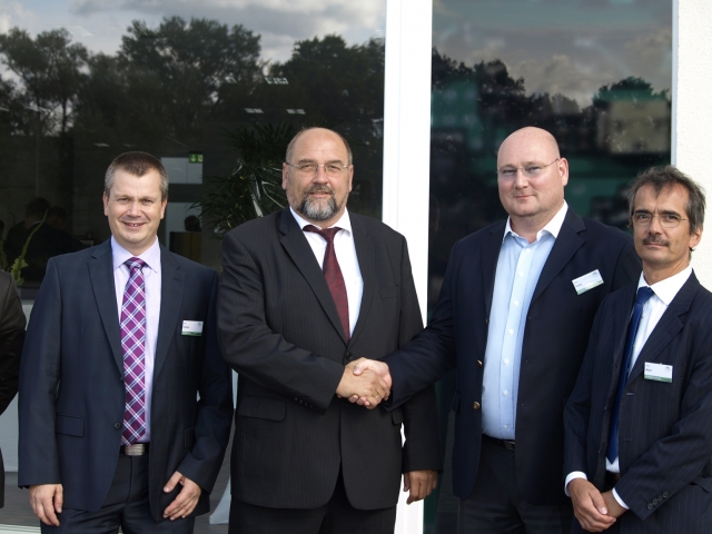 Die Geschäftsführung der EMH metering konnte  Wirtschaftsminister Harry Glawe (mi.) zur offiziellen 