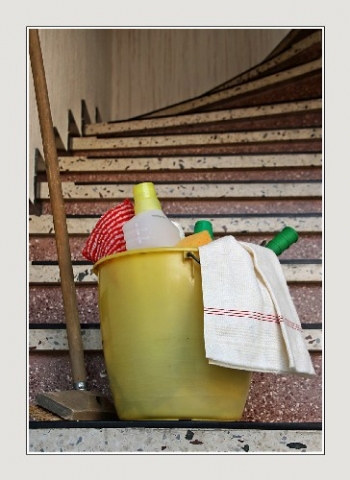 Die frisch geputzte Treppe ist noch nass? da rutscht man leicht einmal aus (Foto: birgitH/pixelio.de
