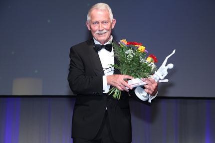 Glücklicher Preisträger: Eckhard Bluhm, Gründer und Geschäftsführer der Bluhm Weber Gruppe Glücklicher Preisträger: Eckhard Bluhm, Gründer und Geschäftsführer der Bluhm Weber Gruppe