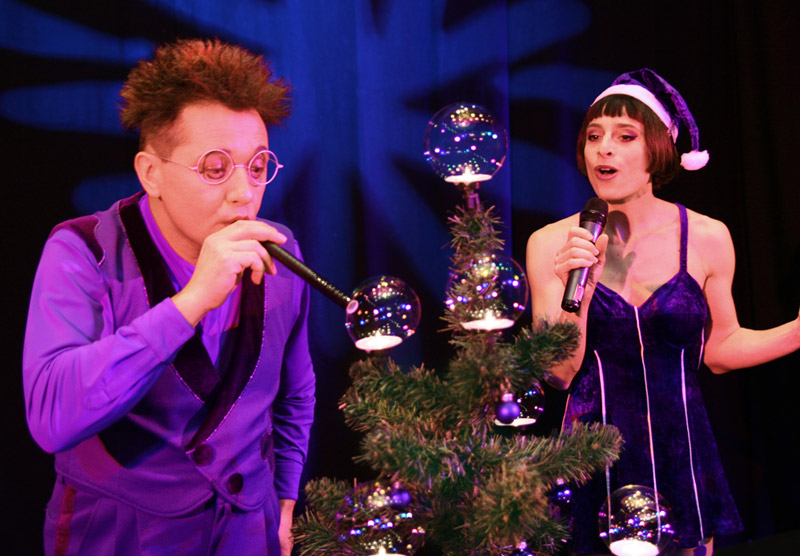 Event Künstler mit Weihnachtsshow als Rahmenprogramm für Weihnachtsfeier Event Künstler mit Weihnachtsshow als Rahmenprogramm für Weihnachtsfeier