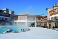 Entspannung im Außenpool mit Schnee ringsum - Hotel Larimar (Stegersbach)