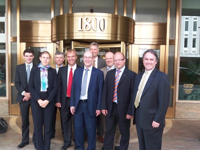 Die Mitglieder der GWP-Delegation vor dem Gebäude der MIGA (Multilateral Investment Guarantee Agenc Die Mitglieder der GWP-Delegation vor dem Gebäude der MIGA (Multilateral Investment Guarantee Agenc