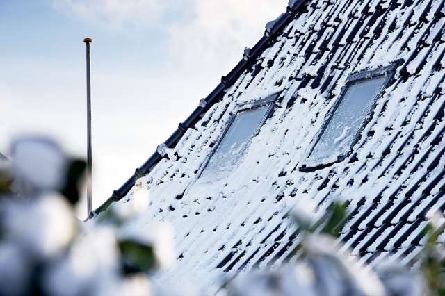 Auch wenn es draußen stürmt und schneit, kann es in der Wohnung behaglich warm bleiben: VELUX Sonnen Auch wenn es draußen stürmt und schneit, kann es in der Wohnung behaglich warm bleiben: VELUX Sonnen
