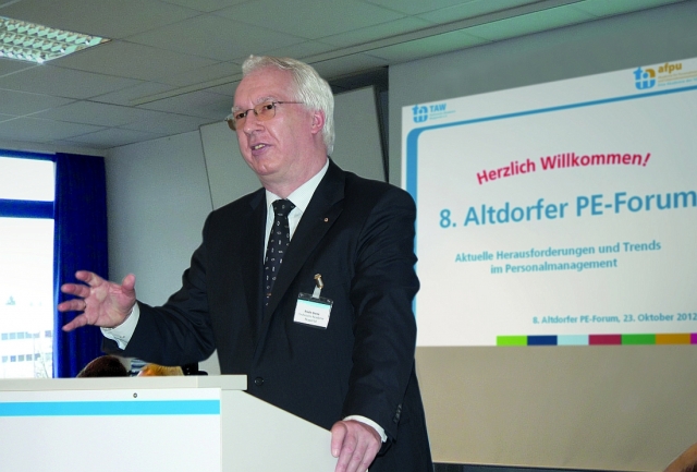 TAW-Vorstand Erich Giese begrüßt die rund 40 Teilnehmer beim 8. Altdorfer PE-Forum der Akademie für 