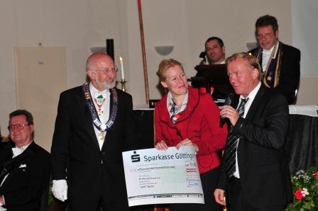 Spendenübergabe an Dr. Franziska Giffey und Gerhard Richter durch Hochmeister Ernst Schütz