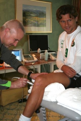 Kapitän Tomas Danilevicius bei der Lasertherapie an der Patellasehne.