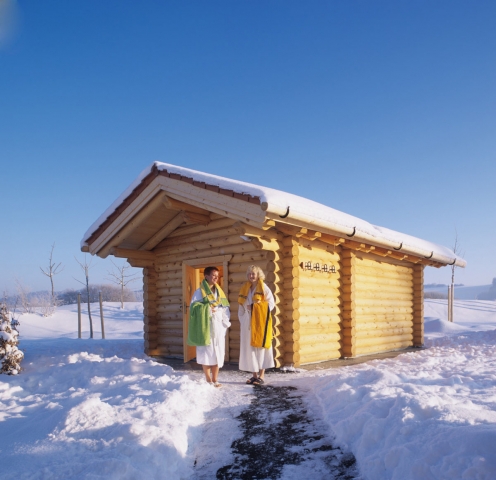 Saunafreuden im Winter. Ein Saunahaus von Blockhausbau Hummel macht es möglich.
