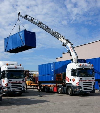 Das Display der Funksteuerung zeigt gerademal 50 % Auslastung für den Fassi-Kran an. Das Display der Funksteuerung zeigt gerademal 50 % Auslastung für den Fassi-Kran an.