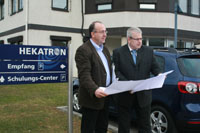 Die Hekatron-Geschäftsführer Peter Ohmberger (links) und Michael Roth mit einem Plan des Neubaus.