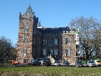 Die Nordfassade ist eingerüstet und wird mit Exzellent Feuchteregulierungsputz saniert. Die Nordfassade ist eingerüstet und wird mit Exzellent Feuchteregulierungsputz saniert.