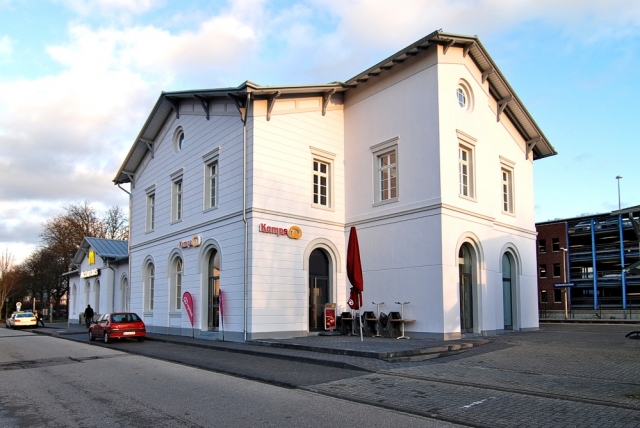 Das sanierte Bahnhofsgebäude in Geilenkirchen bietet allen Gästen und Reisenden wieder einen würdige