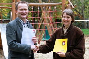 Das Bildmaterial zeigt Jürgen Bock, den Leiter des Kindernotdienstes Berlin, zusammen mit Adelheid R Das Bildmaterial zeigt Jürgen Bock, den Leiter des Kindernotdienstes Berlin, zusammen mit Adelheid R