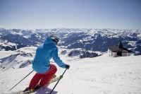 Skifahrer vor Bergpanorama (Bergbahn Kitzbühel) Skifahrer vor Bergpanorama (Bergbahn Kitzbühel)