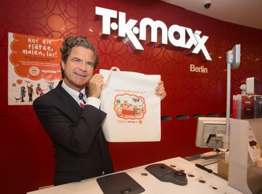 TK Maxx: Jurymitglied Dr. Florian Langenscheidt mit der finalen Tasche TK Maxx: Jurymitglied Dr. Florian Langenscheidt mit der finalen Tasche