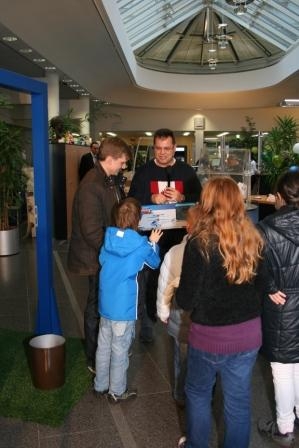 Timo Schmuck (in der Mitte, Leiter Vertrieb/Marketing) bei der Preisübergabe