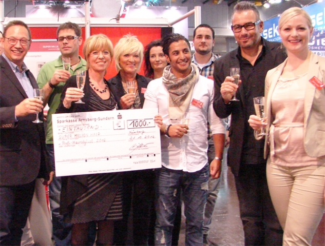 Margit Schwarz wird das neue Werbegesicht für Super Million Hair. (v.l.n.r Horst Böcker, Dirk Klein, Margit Schwarz wird das neue Werbegesicht für Super Million Hair. (v.l.n.r Horst Böcker, Dirk Klein,