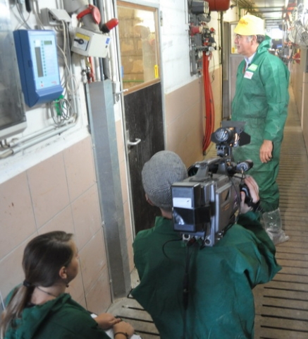 AVA-Schweineflüsterer Dr. Kees Scheepens mit dem Filmteam im Schweinestall AVA-Schweineflüsterer Dr. Kees Scheepens mit dem Filmteam im Schweinestall