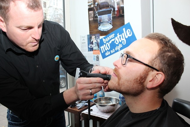 Wilkinson Sword Barbier rasiert Movember-Teilnehmer beim Shave-off Event im Hamburger Pop-up Store