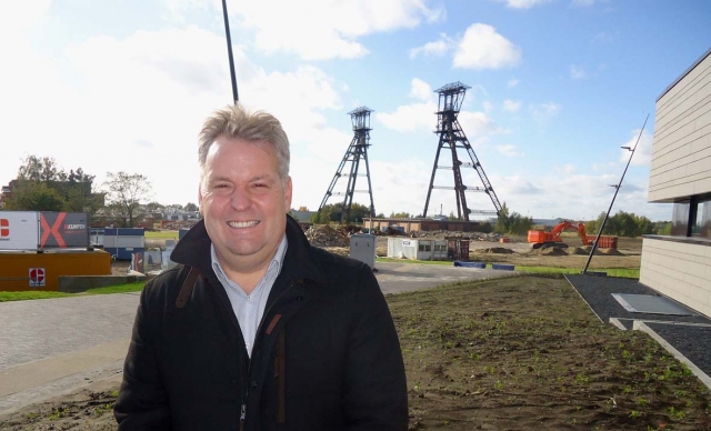 Bürgermeister Ysermans vor dem Gelände, wo die Bauarbeiten für den neuen Cleantech-Campus jetzt bego Bürgermeister Ysermans vor dem Gelände, wo die Bauarbeiten für den neuen Cleantech-Campus jetzt bego