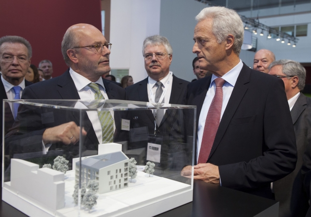 Prof. Thomas Dilger (2. v. l.), Leitender Geschäftsführer der Unternehmensgruppe stellt Bundebaumini Prof. Thomas Dilger (2. v. l.), Leitender Geschäftsführer der Unternehmensgruppe stellt Bundebaumini
