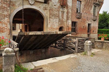 Castello di Padernello (Borgo San Giacomo BR) Copyright: Maggioni Tourist Marketing Castello di Padernello (Borgo San Giacomo BR) Copyright: Maggioni Tourist Marketing