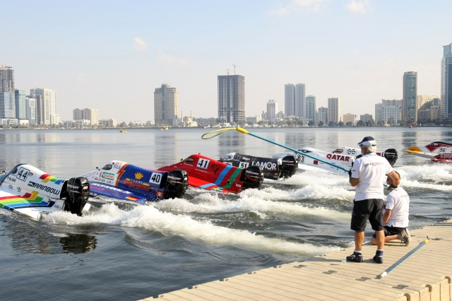In Sharjah wirds im Dezember nass - Formel 1 der Rennboote und Sharjah Water Festival In Sharjah wirds im Dezember nass - Formel 1 der Rennboote und Sharjah Water Festival