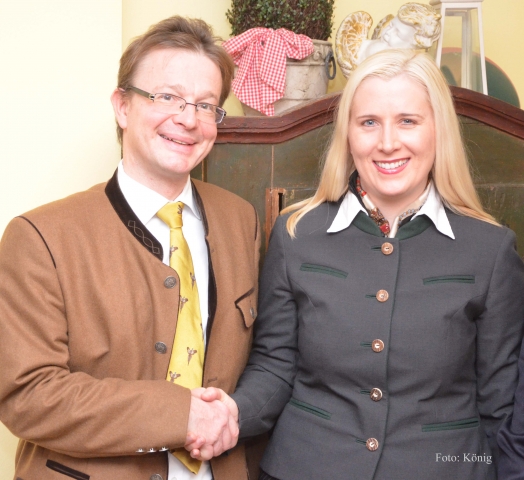 Niederbayerns FDP-Bezirksvorsitzender Dr. Andreas Fischer, MdL, gratuliert Landtagskandidatin Josefa Niederbayerns FDP-Bezirksvorsitzender Dr. Andreas Fischer, MdL, gratuliert Landtagskandidatin Josefa